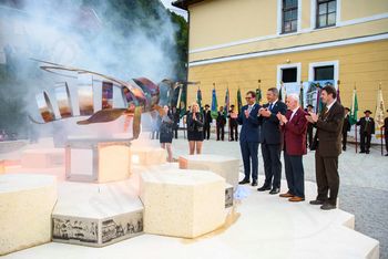 Slovesno odkritje obeležja Kranjski čebeli v Višnji Gori Slovesno odkritje obeležja Kranjski čebeli v Višnji Gori