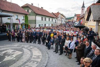 Slovesno odkritje obeležja Kranjski čebeli v Višnji Gori