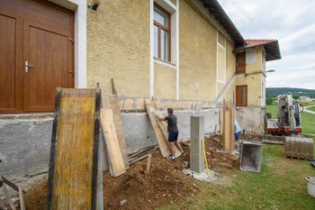 Začela se je obnova zunanjosti kulturnega doma v Šentvidu pri Stični