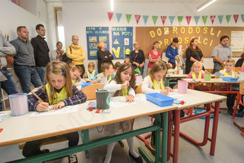 1690 osnovnošolcev ponosno sedlo v šolske klopi