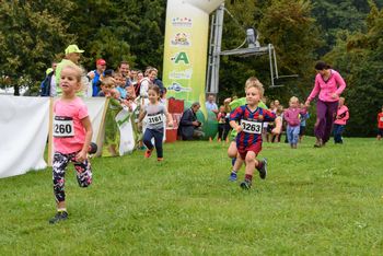 Zmagovalca 14. Krevsovega teka Miran Cvet in Mateja Ožanič