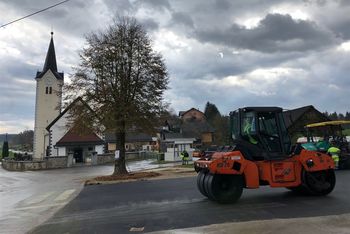 Na Muljavi asfaltirano parkirišče pri cerkvi