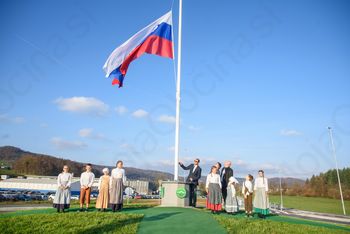 Ob odprtju krožišča v Ivančni Gorici ponosno izobesili slovensko zastavo