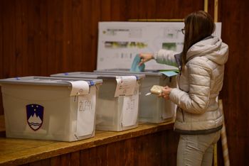 V ŽIVO: Volišča so se zaprla, začelo se je preštevanje glasov