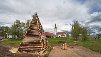 V Dobu ognjeni lepotec v višino meril kar 10 metrov
