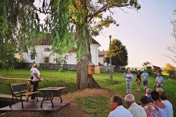 V Dobu pri Šentvidu »Knjižnica pod vrbami«