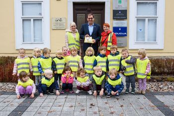 Otroci vrtca Marjetica povabili župana na tradicionalni slovenski zajtrk
