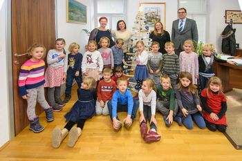 Otroci Vrtca Pikapolonica v družbi župana Dušana Strnada okrasili smrekico