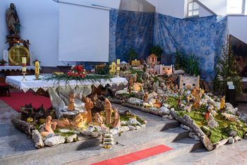 Ivanške župnijske jaslice v znamenju glinenih figur nekdanjega pleterskega meniha