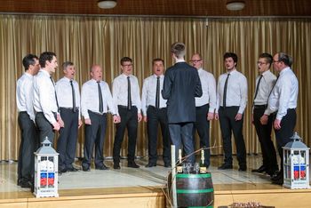 S pevci Moškega pevskega zbora Dob vandrali po Sloveniji