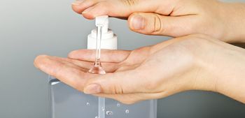 Rokavice niso več potrebne, obvezno pa je razkuževanje rok