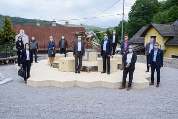 Minister Zvonko Černač navdušen nad projektom Hiša Kranjske čebele