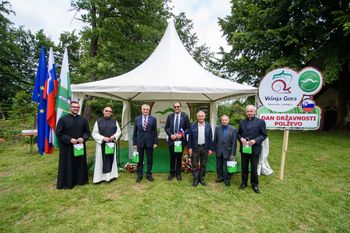 Na vrhu Polževega že osemnajstič zaporedoma čestitali domovini