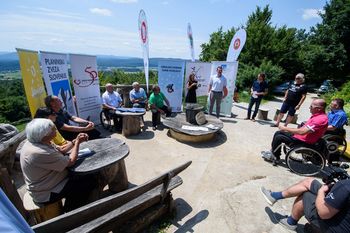 Na Lavričevi koči podpisan dogovor akcije Gibalno ovirani gore osvajajo