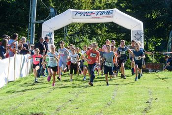 Zmagovalca teka po Kriško-polževski planoti Gregor Bučar in Jana Jakša