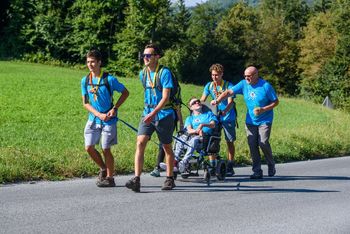 212 gibalno oviranih oseb uspešno osvojilo vzpon na Lavričevo kočo