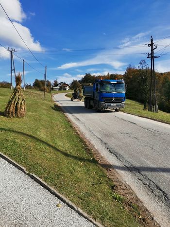 Na Peščeniku poteka sanacija lokalne ceste; Popolna zapora prestavljena