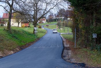 Nova asfaltna prevleka na Peščeniku, sledi asfaltiranje ceste Radohova vas – Breg