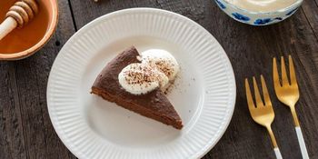 Plod sodelovanja Občine Ivančna Gorica in Čebelarske zveze Slovenije tudi »Rezina Antonija« po receptu  iz leta 1893