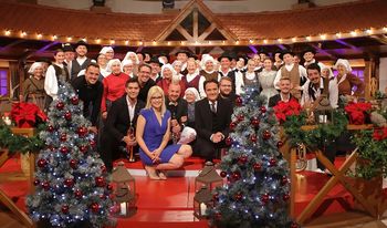 Folklorna skupina Vidovo na snemanju narodnozabavne oddaje Slovenski pozdrav