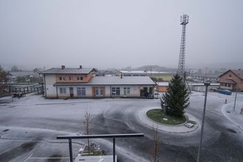 Prenovljen del Sokolske ulice v Ivančni Gorici, v novem krožišču že postavljena kopija miljnika