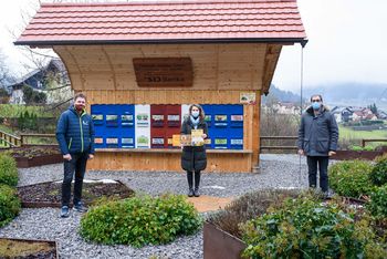 Čebelarski certifikat odličnosti v rokah direktorice Zavoda Prijetno domače