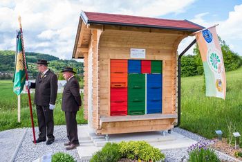 Ob Svetovnem dnevu čebel stiški čebelarji podelili plakete zahvale za učni čebelnjak