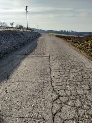 Občina obnovila dobrih 500 metrov dotrajane ceste na Lučarjevem Kalu