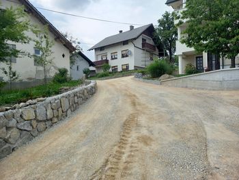 Zaradi asfaltiranja popolna zapora dela ceste na Valični vasi