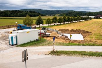 Pri šolskem centru v Ivančni Gorici poteka ureditev avtobusnega postajališča z nadstrešnicami