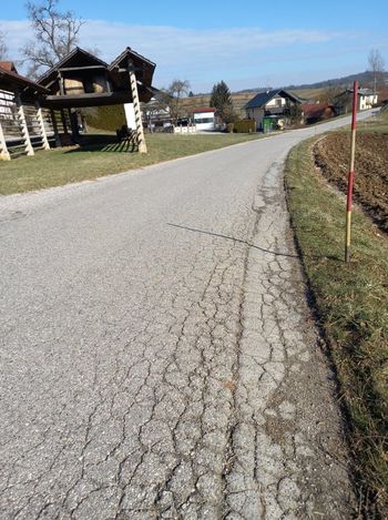 Zaradi sanacije popolna zapora ceste v naselju Breg pri Temenici