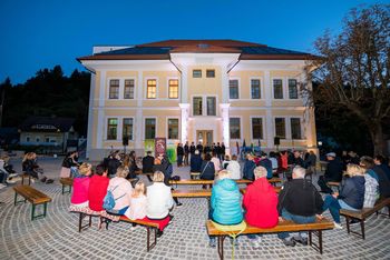 Višnjanski fantje prvič zapeli na novem prireditvenem prostoru