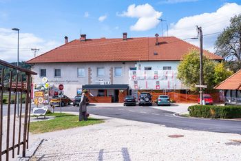 Na Muljavi poteka obnova zunanjosti kulturnega doma in objekta kmetijske zadruge