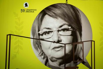 Zlato jubilejno priznanje dolgoletni gledališki ustvarjalki in režiserki, Marjani Hočevar