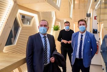 Apilab – Hiša kranjska čebela navdušila kmetijskega ministra