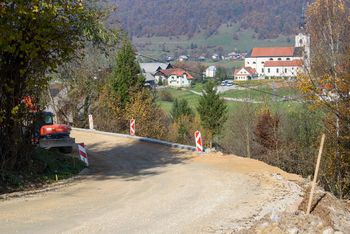Prenova ceste Krka – Hočevje v zaključni fazi; v soboto na delu asfalterji