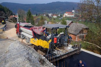 Cesta s pogledom na krško cerkev dobiva novo podobo