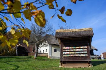 Na Jurčičevi domačiji obnovljene slamnate strehe