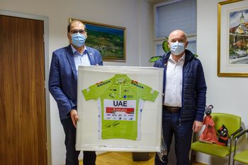 Župan prejel podpisan kolesarski dres Tadeja Pogačarja