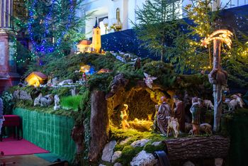 Jaslice v župnijski cerkvi v Šentvidu pri Stični predstavljajo »svet pod Gradiščem«