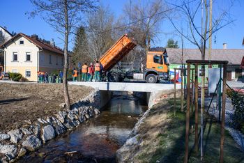 Asfaltiranje novega mostu pri Šerku v Višnji Gori