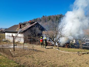 Požar drvarnice in ostrešja stanovanjske hiše