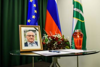 Žalna slovesnost v spomin na častnega občana dr. Mihaela Glavana