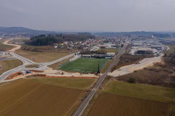 Začela se je gradnja nadvoza nad železniško progo pri Malem Hudem