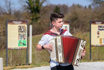 Sajenje medovitih rastlin pri učnem čebelnjaku OŠ Stična