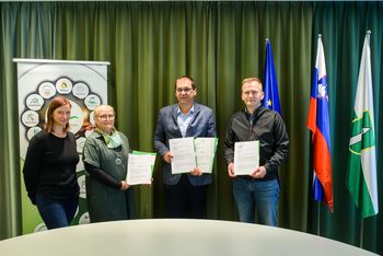 Podpisani pogodbi za kuhinjsko in pohištveno opremo vrtca v Šentvidu pri Stični