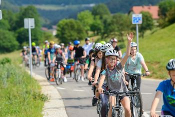 S kolesarjenjem v uporabo predali kolesarsko stezo in novo prometno ureditev pri šolskem centru