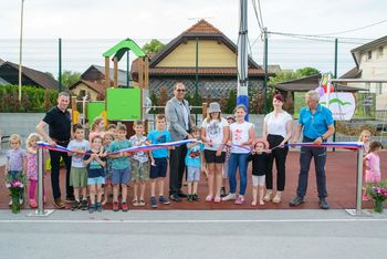 V Dobu novo otroško igrišče