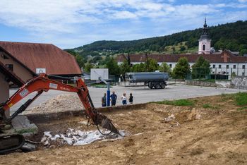 V Stični se je začela prenova športnega igrišča