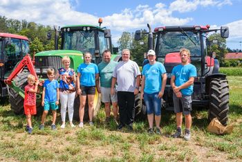 Tekmovanje v oranju in blagoslov traktorjev v Škrjančah
